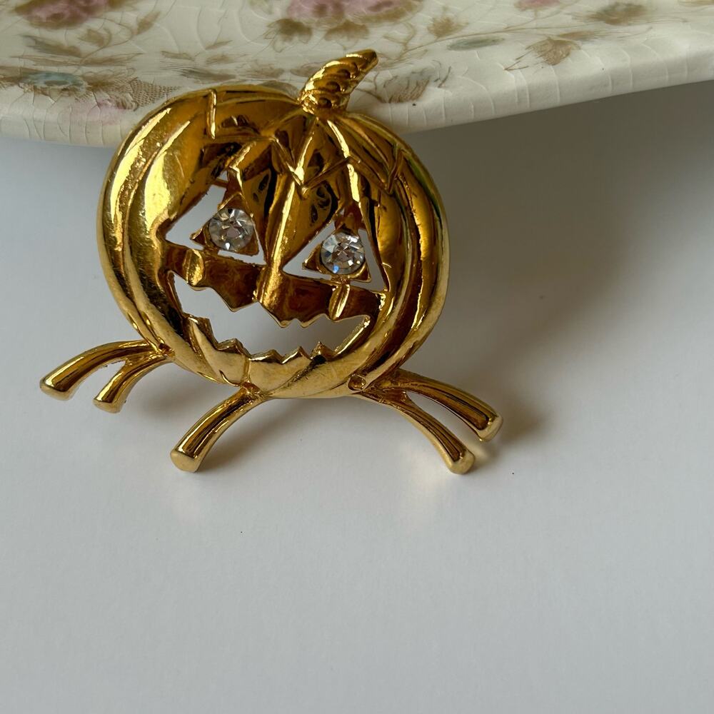 Avon Halloween Jack O Lantern Pumpkin Brooch Gold Tone Signed